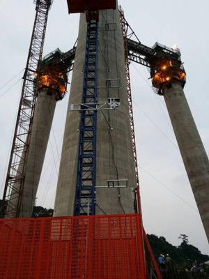 Inclined 33m/Min 2000KG Construction Material Lifting Hoist Auto Landing System