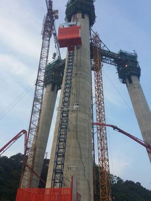 Inclined 33m/Min 2000KG Construction Material Lifting Hoist Auto Landing System
