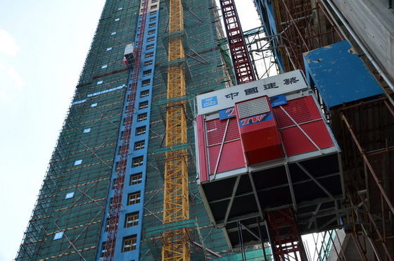 VFD Control, hot dip galvanized 2000kg Construction building hoist , 0-40m/Min Passenger Material Hoist