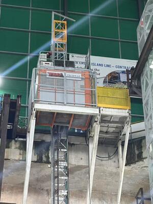 Podnośnik budowlany typu odwrotnego typu Q345B Stalowy 1000 kg Stojak materiałowy i podnośnik z kołami Podnośnik do tunelu