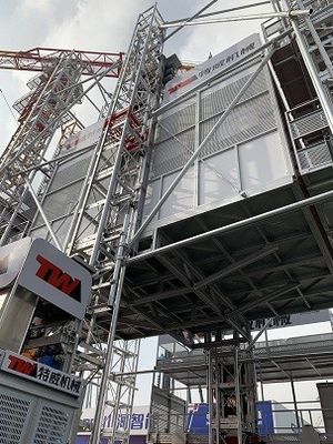 Podnośnik budowlany SC800, podnoszący materiał o masie 8 ton