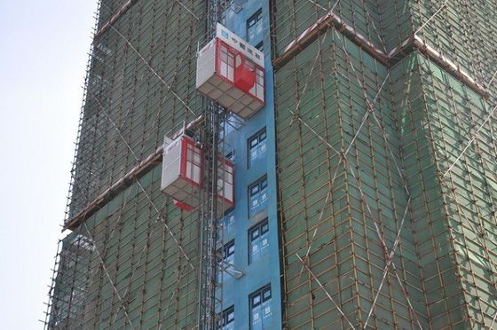 Dobra cena Podnośnik budowlany z stojakami i kołami,VFD Control, galwanizowany na gorąco 2000kg Podnośnik budowlany, 0-46m/min Podnośnik materiałów pasażerskich w Internecie